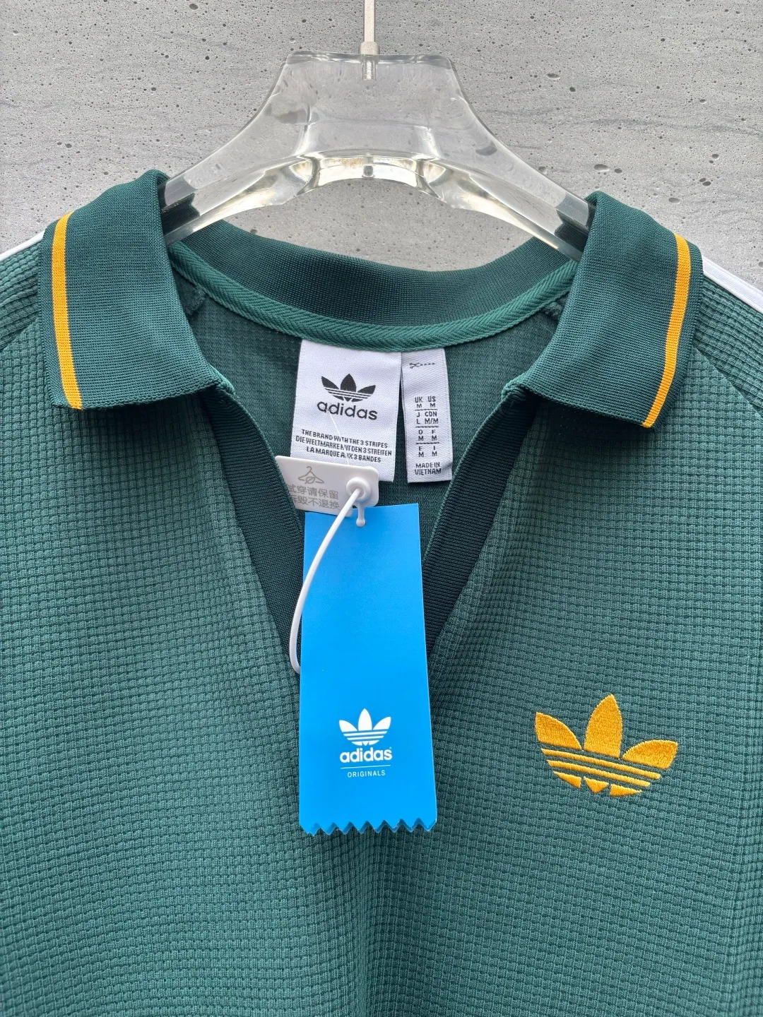 Chip version 𝟬𝟱𝟰𝟰𝟳# Exclusive real shot/difference between various stolen pictures and online picture versions on the market [𝗔𝗱𝗶𝗱𝗮𝘀Adidas clover chest embroidery for men and women Same Style𝗩 collar short sleeves] ✅Full set of 1:1 customized accessories ➕Customized three-label ➕𝗬𝘂𝗮𝗻 version hang tag ➕𝗹𝗼𝗴𝗼 packaging bag🔥 ➕Scan the tag to enter the official website. ✅Top Original version, ins Xiaohongshu Dewu Kuaishou and many bloggers wear it. ✅Adidas is a rare V-neck with no buttons, personalized setting and generous temperament, showing the elegance at a glance. ✅Three standards are customized with 270g waffle original Authentic custom-made imported fabrics for the watch, and the overall tailoring adopts three-dimensional structure tailoring! Ergonomically designed, more flexible when wearing! The cut is streamlined and streamlined, allowing you to move flexibly with your body! Integrates functionality, beauty and durability! Suitable for business, travel, leisure and many other occasions! ⭕The high version of the best products🐮is different from the junk products in the market🗯️The same picture but different prices means different versions. ❌Don’t be fooled by the same copywriters and pirated pictures from outside that mix and distribute high-luxury pictures at low prices. After comparing the quality, you will know where the gap is. Don’t lie. I don’t guarantee that my products are the cheapest, but I definitely guarantee that they are worth every penny of your hard-earned money! ‼ ️We don’t slash prices or lower prices, we supply products with care and only make high-end versions!!! Breasts Jimei must see the details of my home clearly, the pictures of my home are all real photos taken by the owner ❤️ Color: Green Size S-XXL